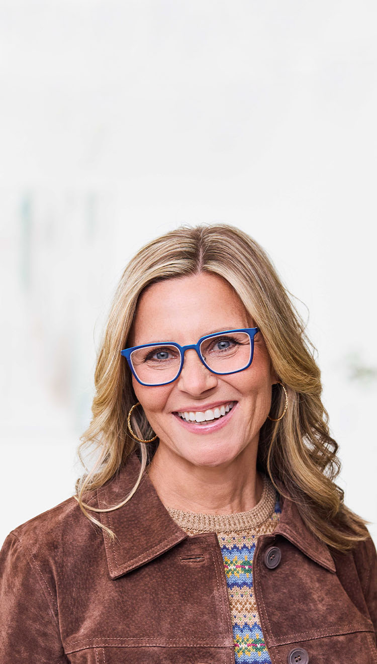 Female Model wearing frames Full Metal in Blue