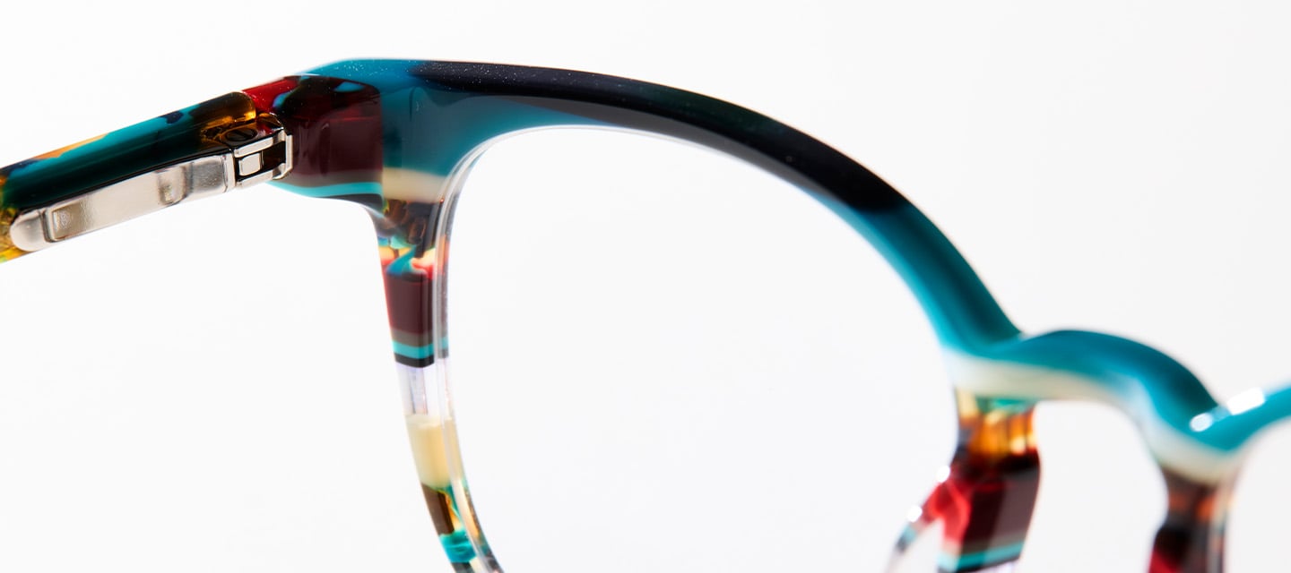 closeup of tortoise shell framed glasses
